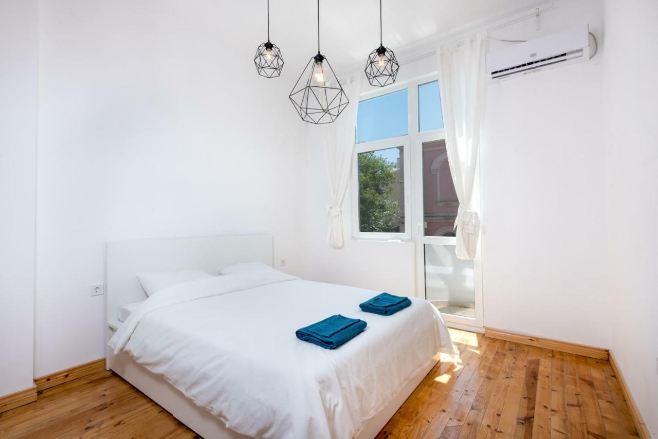 The White Apartment - Bogoridi Main Street Burgas City Exteriér fotografie